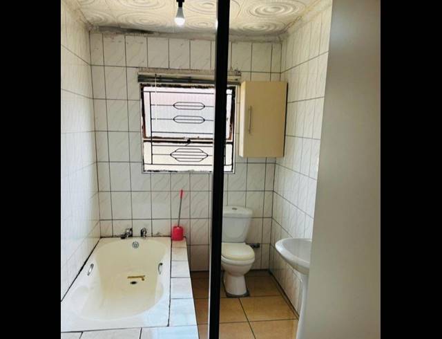 4 BEDROOM HOUSE FOR SALE IN CLAYVILLE INDUSTRIA